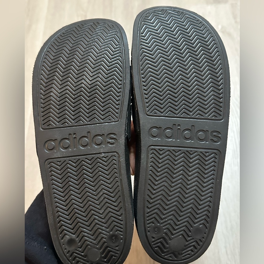 NWOT ADIDAS Girls Sliders size 4 Black and white - Picture 3 of 10